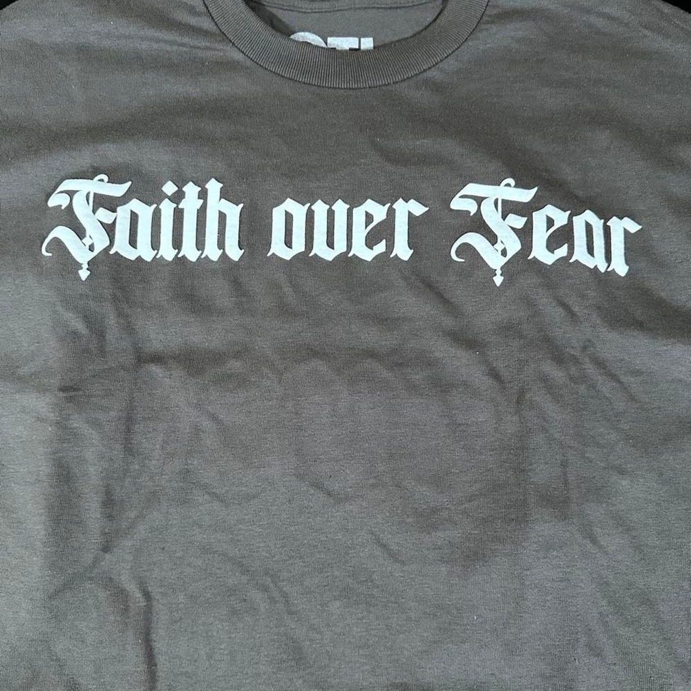 On The Low OTL Faith Over Fear Psalms 118:6 Gray Graphic T-Shirt Mens Medium